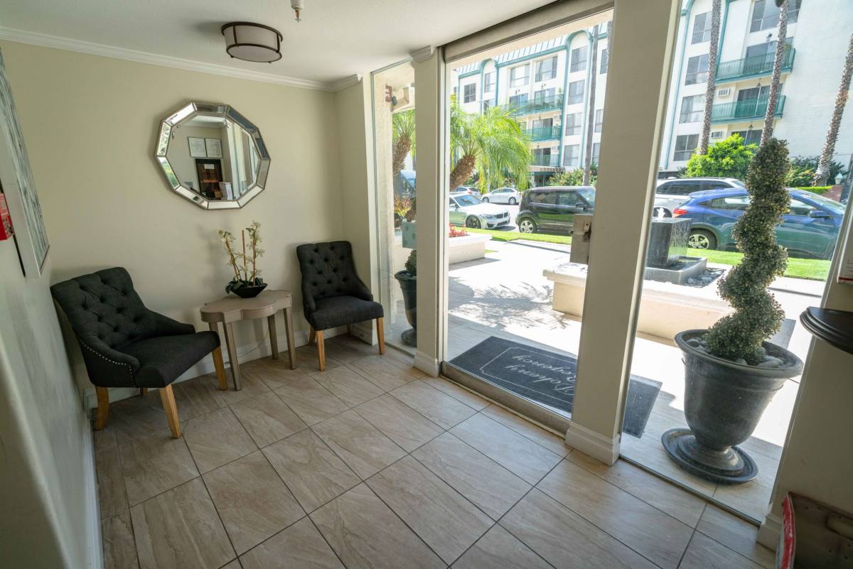 Apartment for rent at 114 N Doheny Dr, Los Angeles, CA 90048