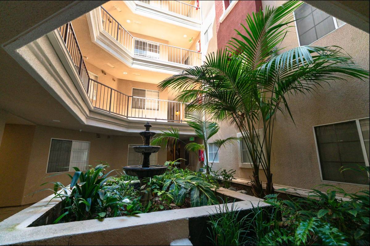 Apartment for rent at 114 N Doheny Dr, Los Angeles, CA 90048