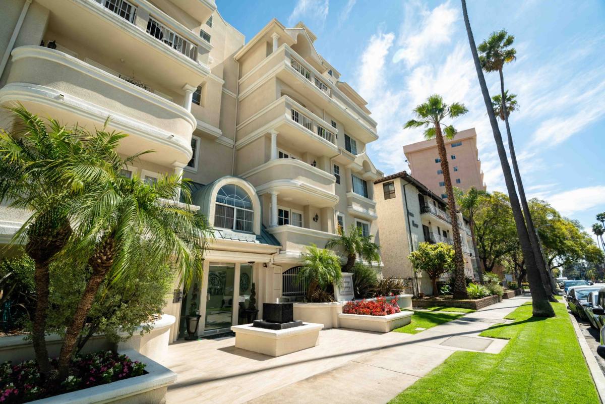 Apartment for rent at 114 N Doheny Dr, Los Angeles, CA 90048