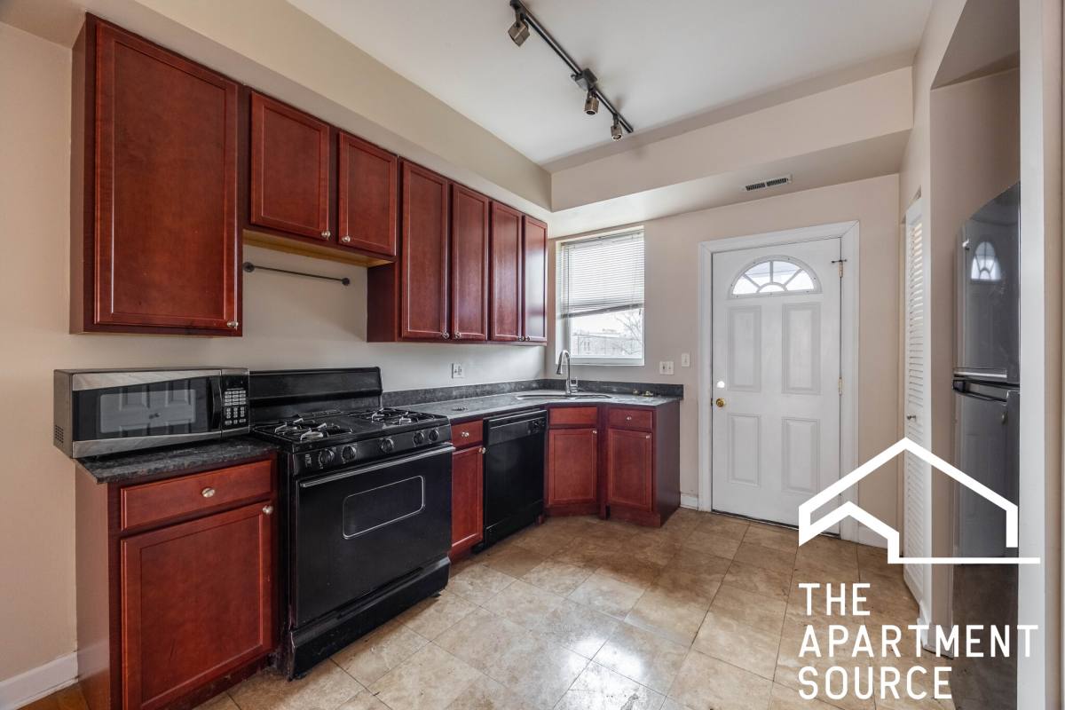 Apartment for rent at 7462 N Greenview Ave #1, Chicago, IL 60626
