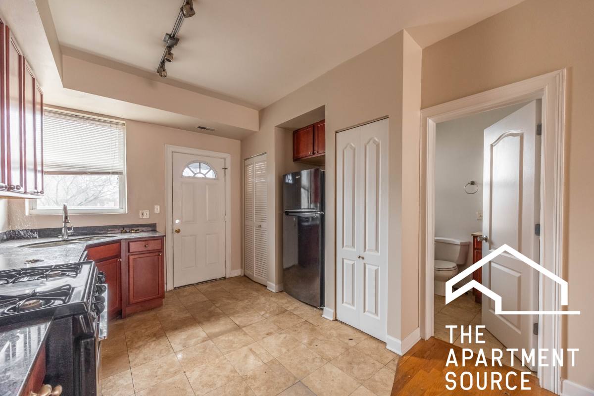 Apartment for rent at 7462 N Greenview Ave #1, Chicago, IL 60626