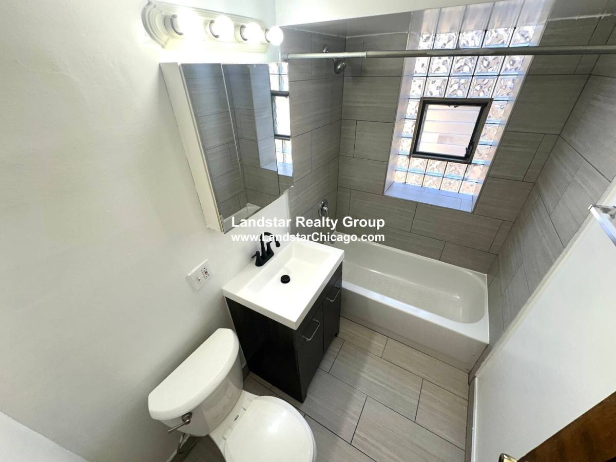 Apartment for rent at 1754 W N Shore Ave #1, Chicago, IL 60626