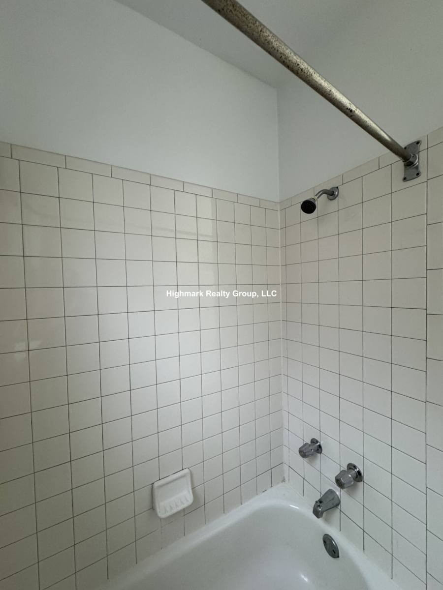 Apartment for rent at 1371 W Estes Ave #2D, Chicago, IL 60626