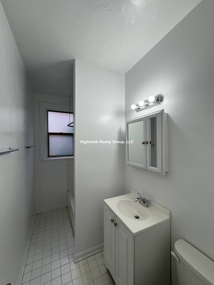 Apartment for rent at 1371 W Estes Ave #2D, Chicago, IL 60626