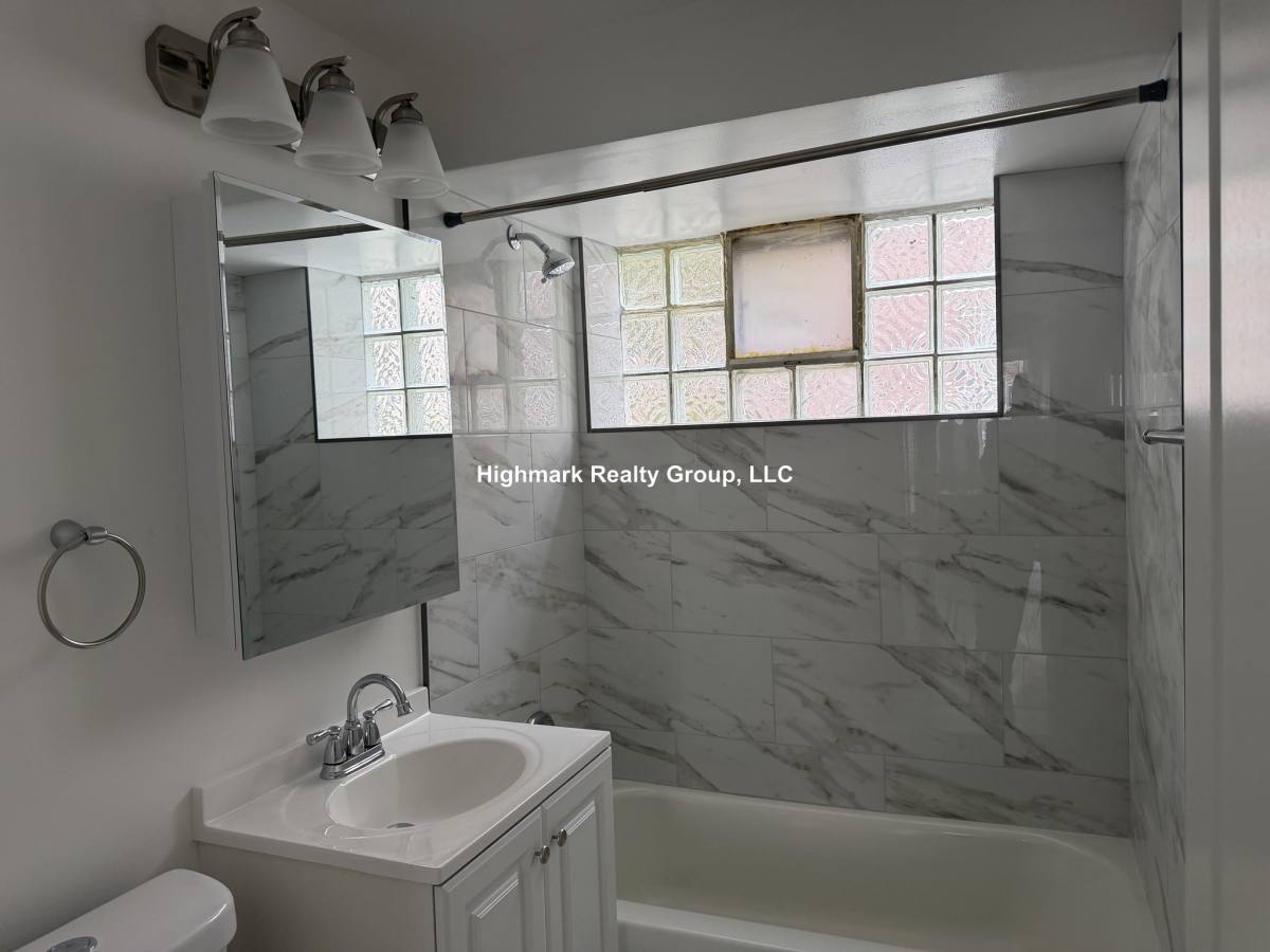 Apartment for rent at 6733 N California Ave #GW3, Chicago, IL 60645