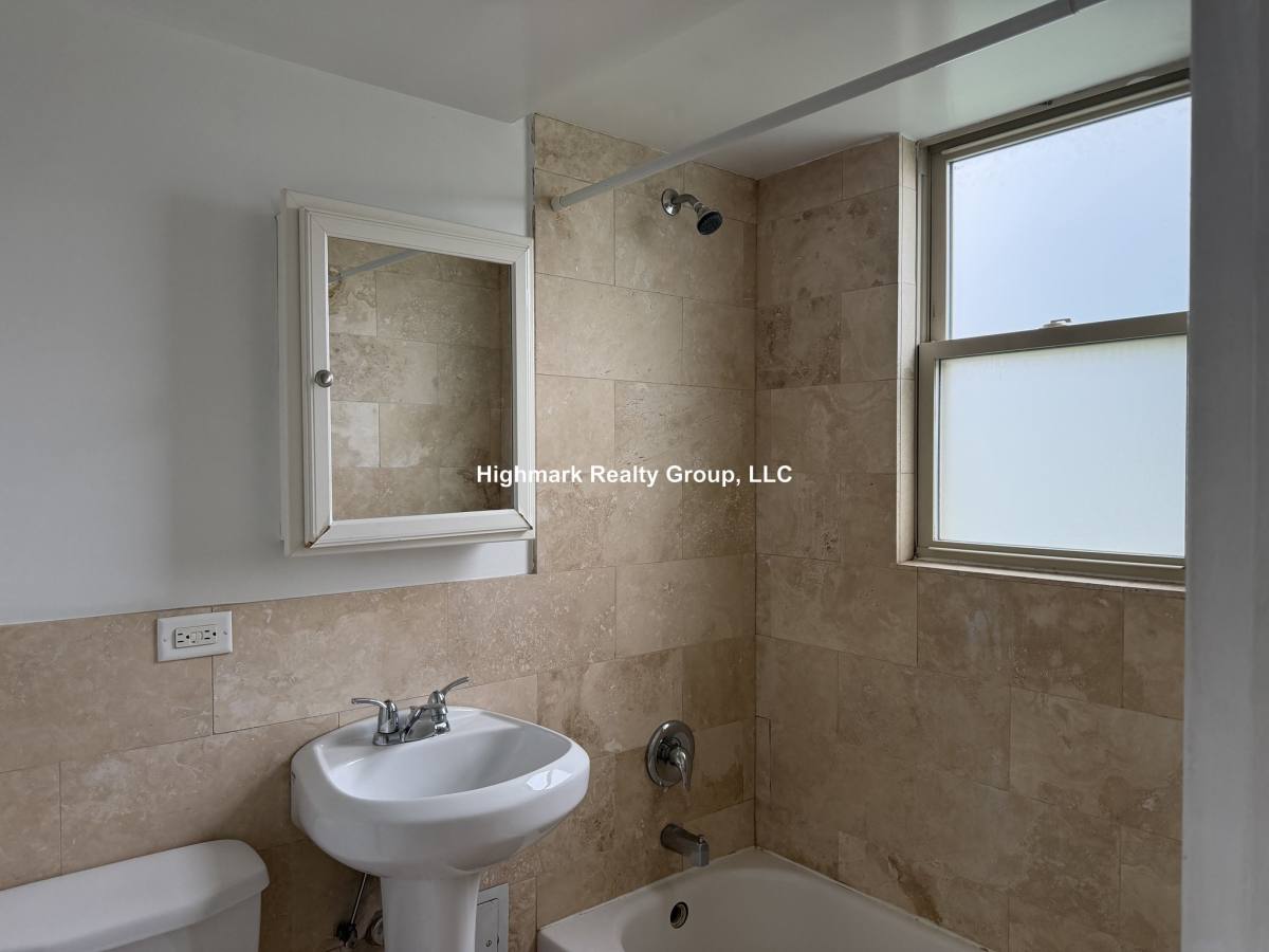 Apartment for rent at 7630 N Milwaukee Ave #1VB, Niles, IL 60714