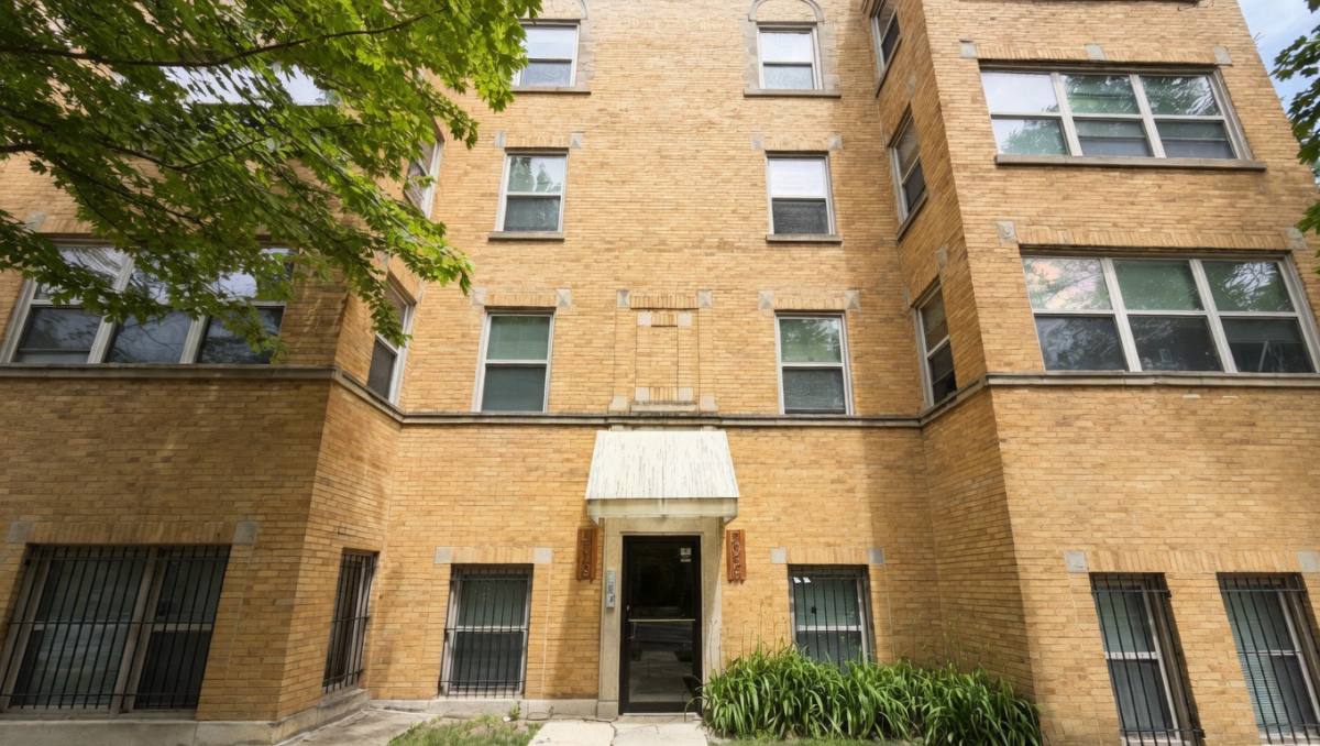 Apartment for rent at 2038 W Touhy Ave #2, Chicago, IL 60645