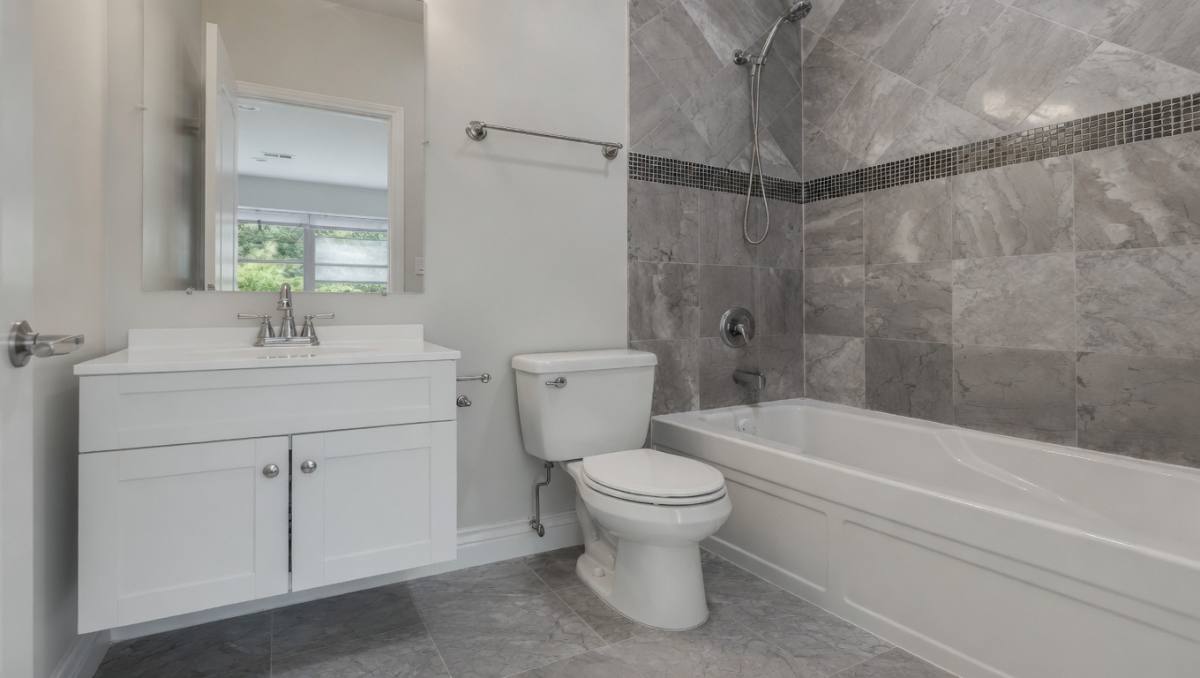 Apartment for rent at 2038 W Touhy Ave #2, Chicago, IL 60645
