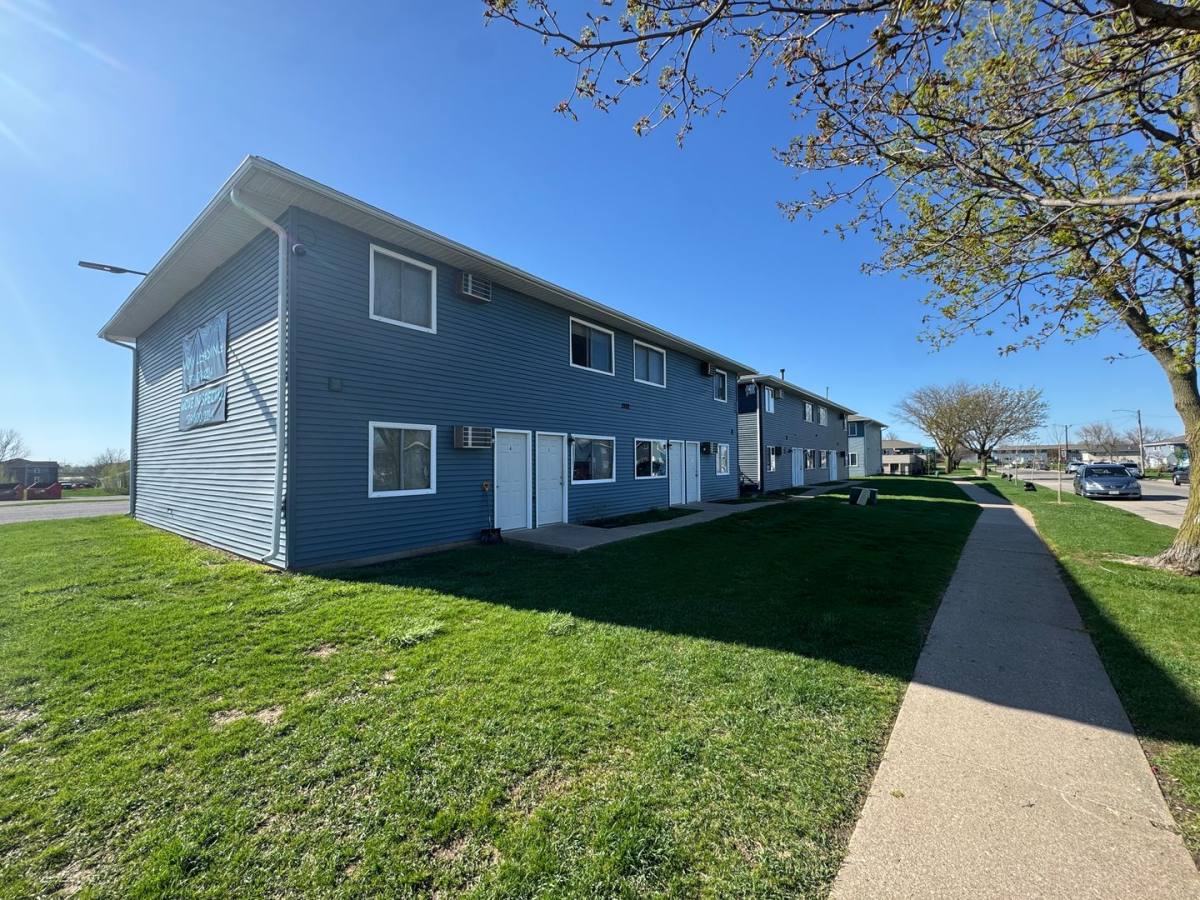 Apartment for rent at 2100 Westdale Dr SW, Cedar Rapids, IA 52404