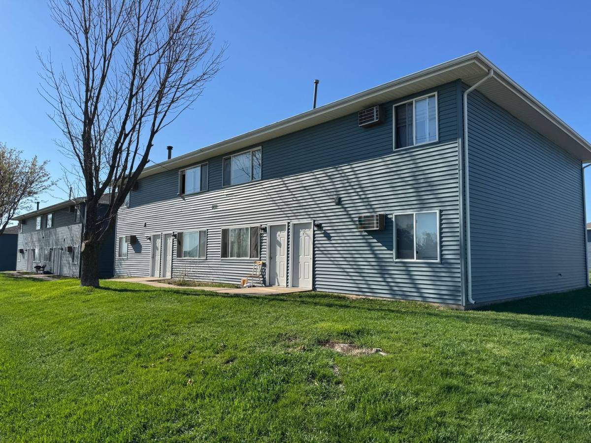 Apartment for rent at 2100 Westdale Dr SW, Cedar Rapids, IA 52404