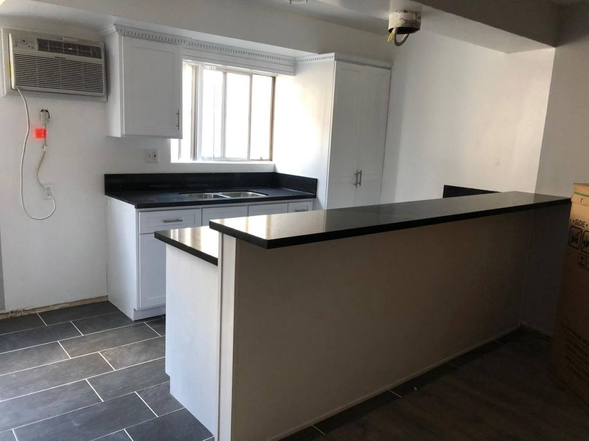 Apartment for rent at 324 S St Andrews Place, Los Angeles, CA 90020