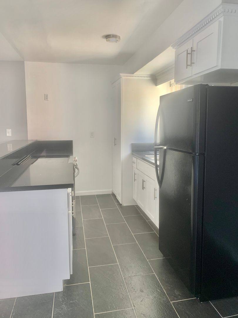 Apartment for rent at 324 S St Andrews Place, Los Angeles, CA 90020