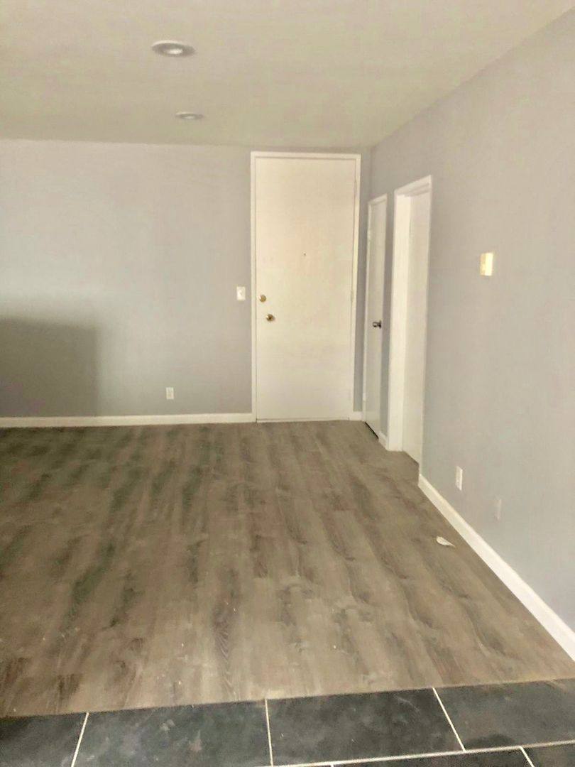 Apartment for rent at 324 S St Andrews Place, Los Angeles, CA 90020