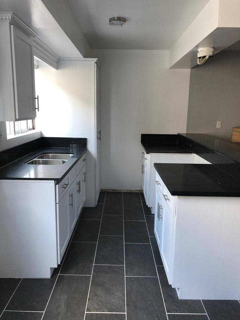 Apartment for rent at 324 S St Andrews Place, Los Angeles, CA 90020