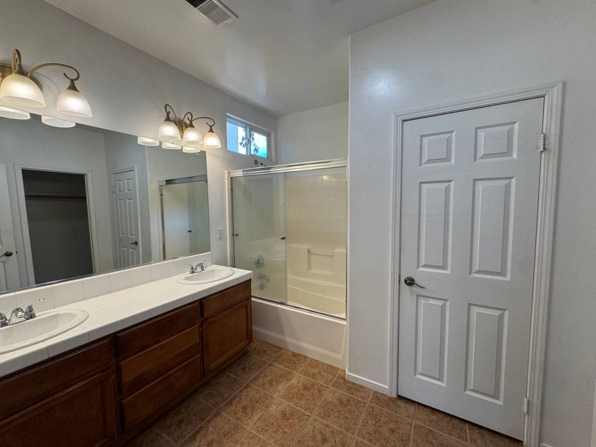 House for rent at 11713 Starlight Dr, Bakersfield, CA 93312
