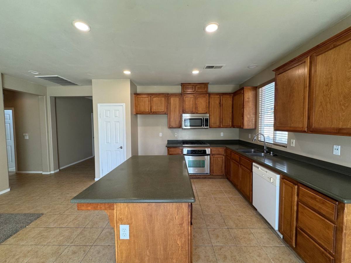 House for rent at 11713 Starlight Dr, Bakersfield, CA 93312