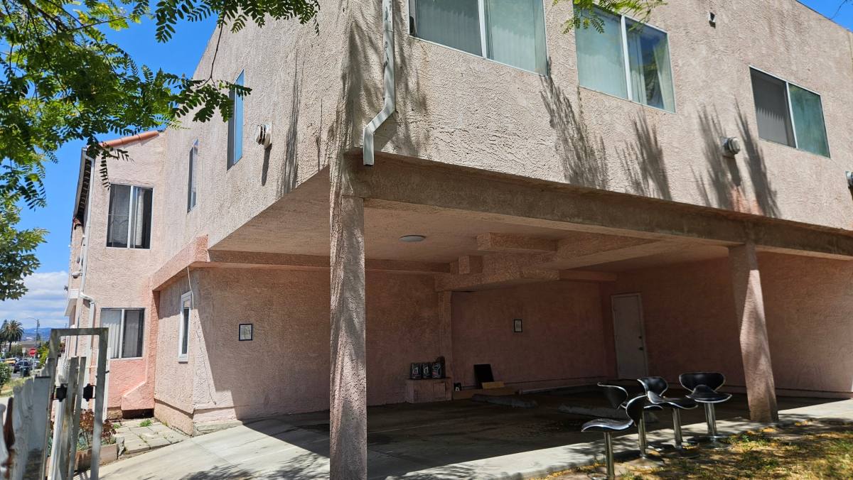 Apartment for rent at 1750 S Longwood Ave, Los Angeles, CA 90019