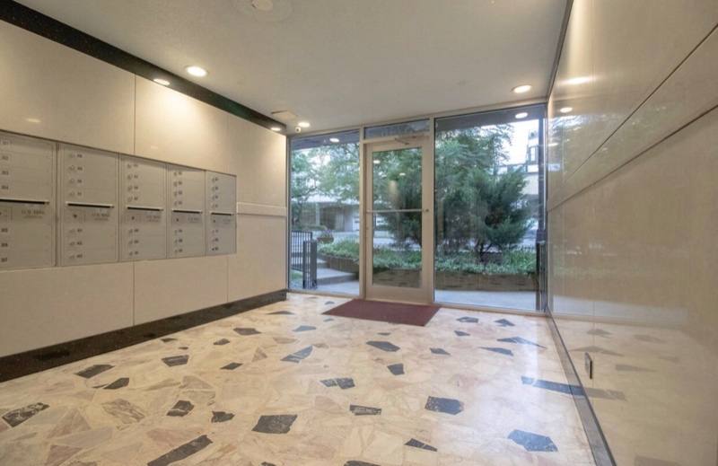 Apartment for rent at 5746 N Sheridan Rd, Chicago, IL 60660