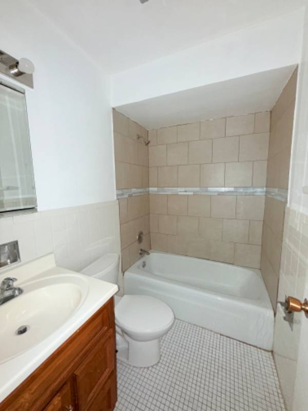 Apartment for rent at 5746 N Sheridan Rd, Chicago, IL 60660