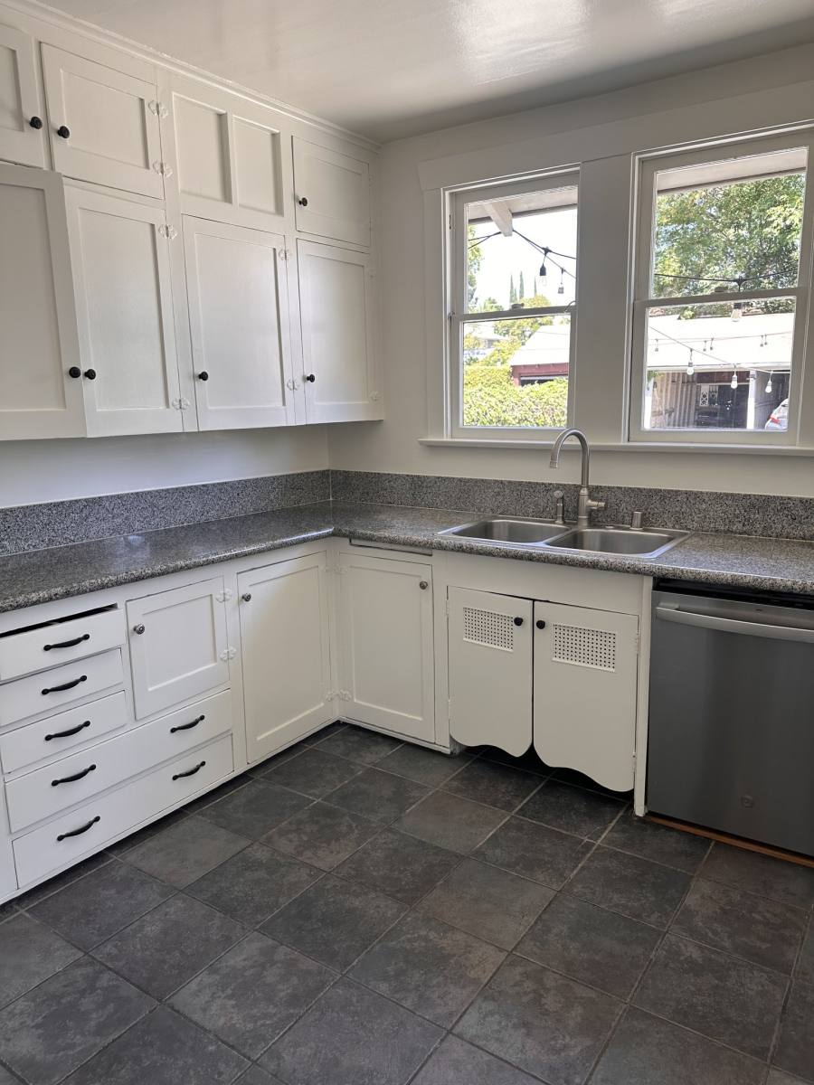 House for rent at 102 N Oak Ave, Pasadena, CA 91107