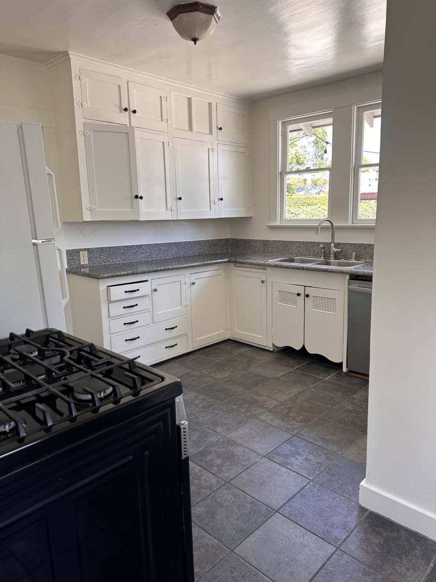 House for rent at 102 N Oak Ave, Pasadena, CA 91107