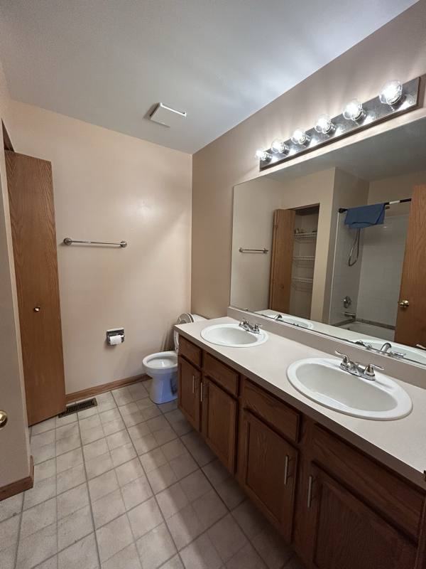 Townhouse for rent at 130 Cammeron Court, Aurora, IL 60504
