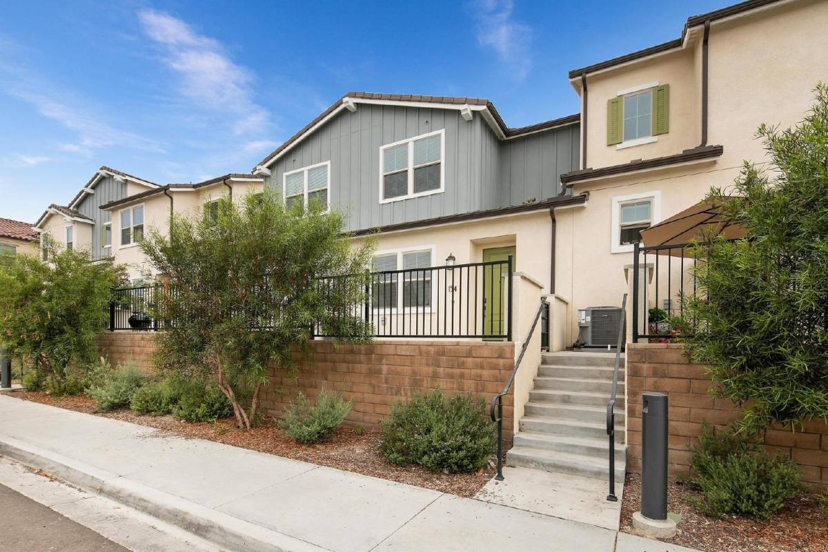 Townhouse for rent at 1323 Camino Carmelo #154, Chula Vista, CA 91913