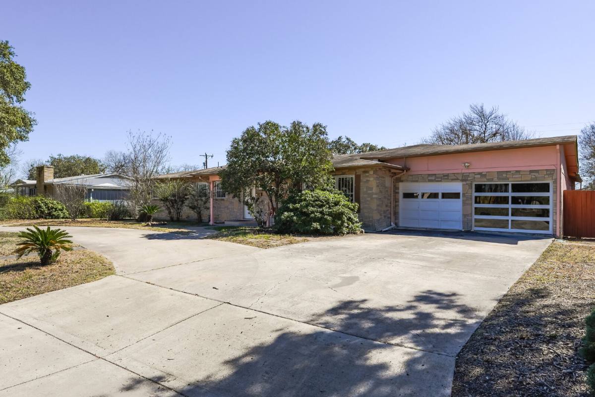 House for rent at 2622 W Summit Ave, San Antonio, TX 78228