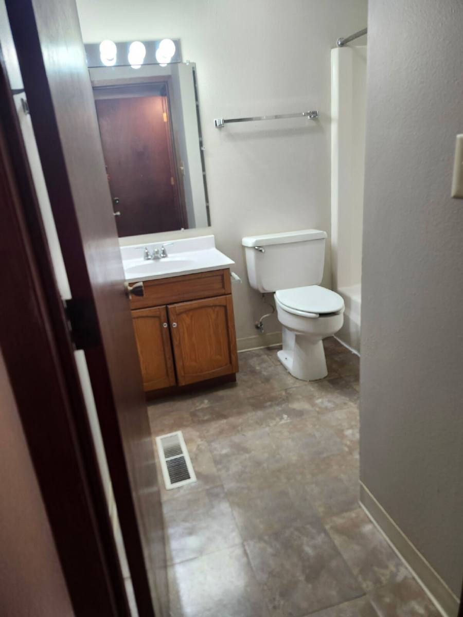 Apartment for rent at 102 8th Ave NW #2 B, Oelwein, IA 50662
