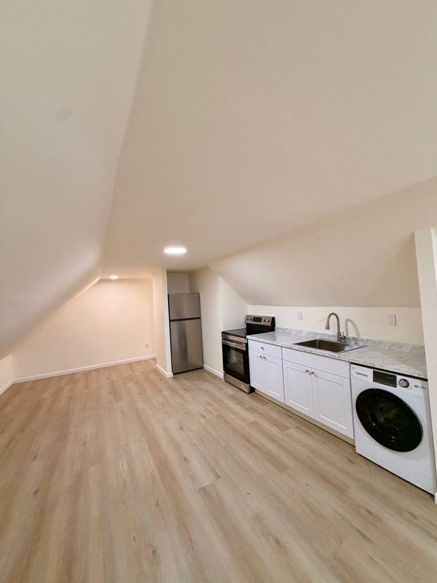 Apartment for rent at 512 Nassau Blvd #1B, Williston Park, NY 11596