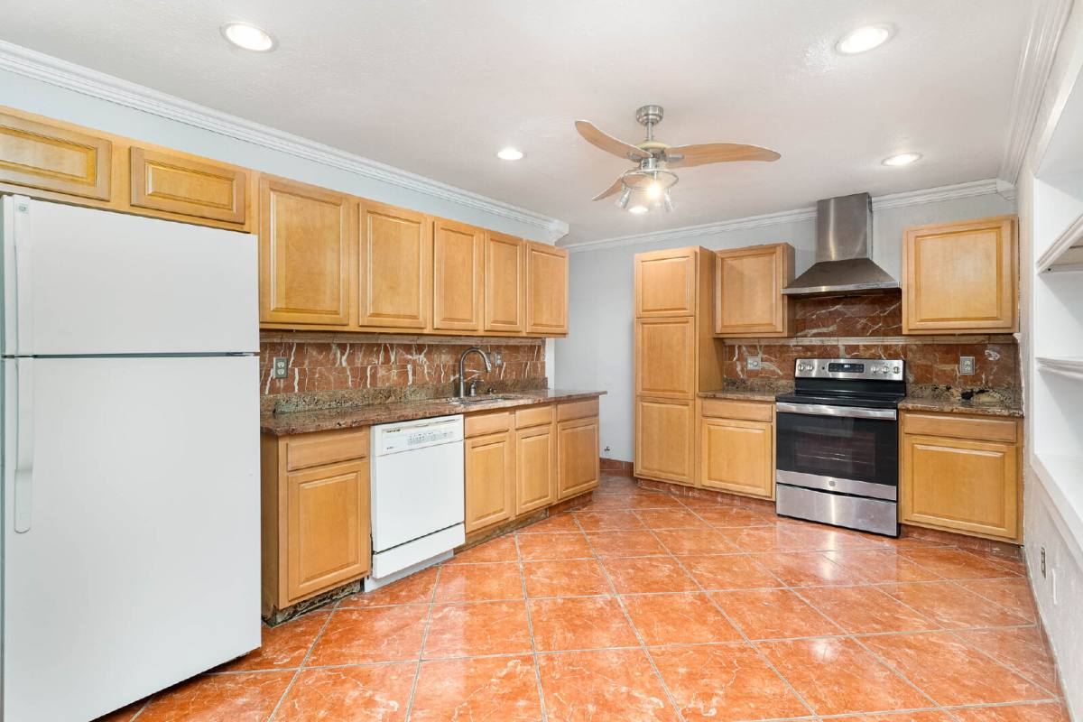 House for rent at 414 E Grenoble Dr, Grand Prairie, TX 75052