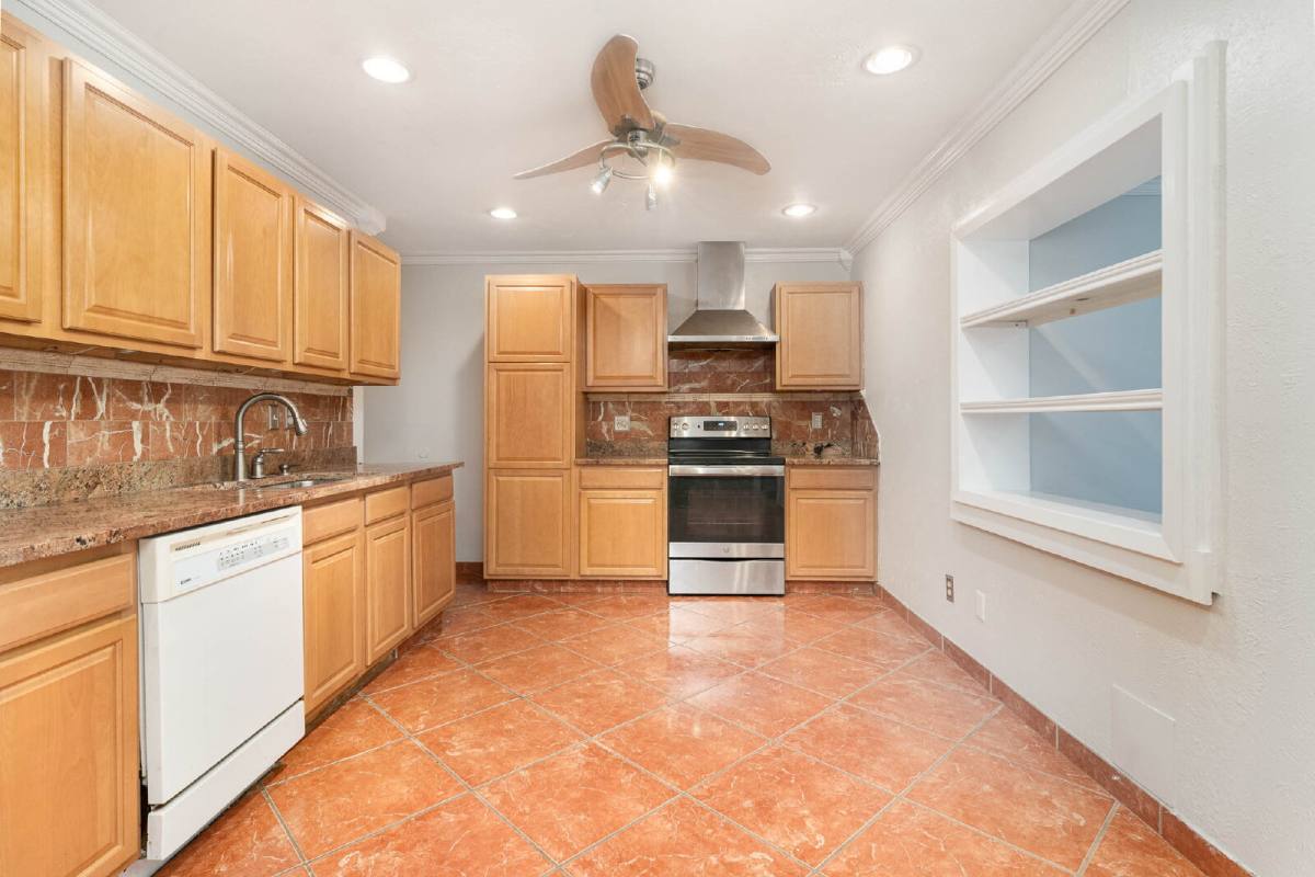 House for rent at 414 E Grenoble Dr, Grand Prairie, TX 75052