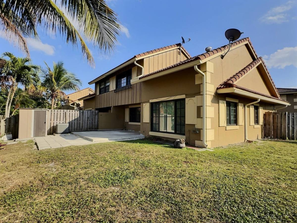 Townhouse for rent at 2652 Riverside Dr, Coral Springs, FL 33065