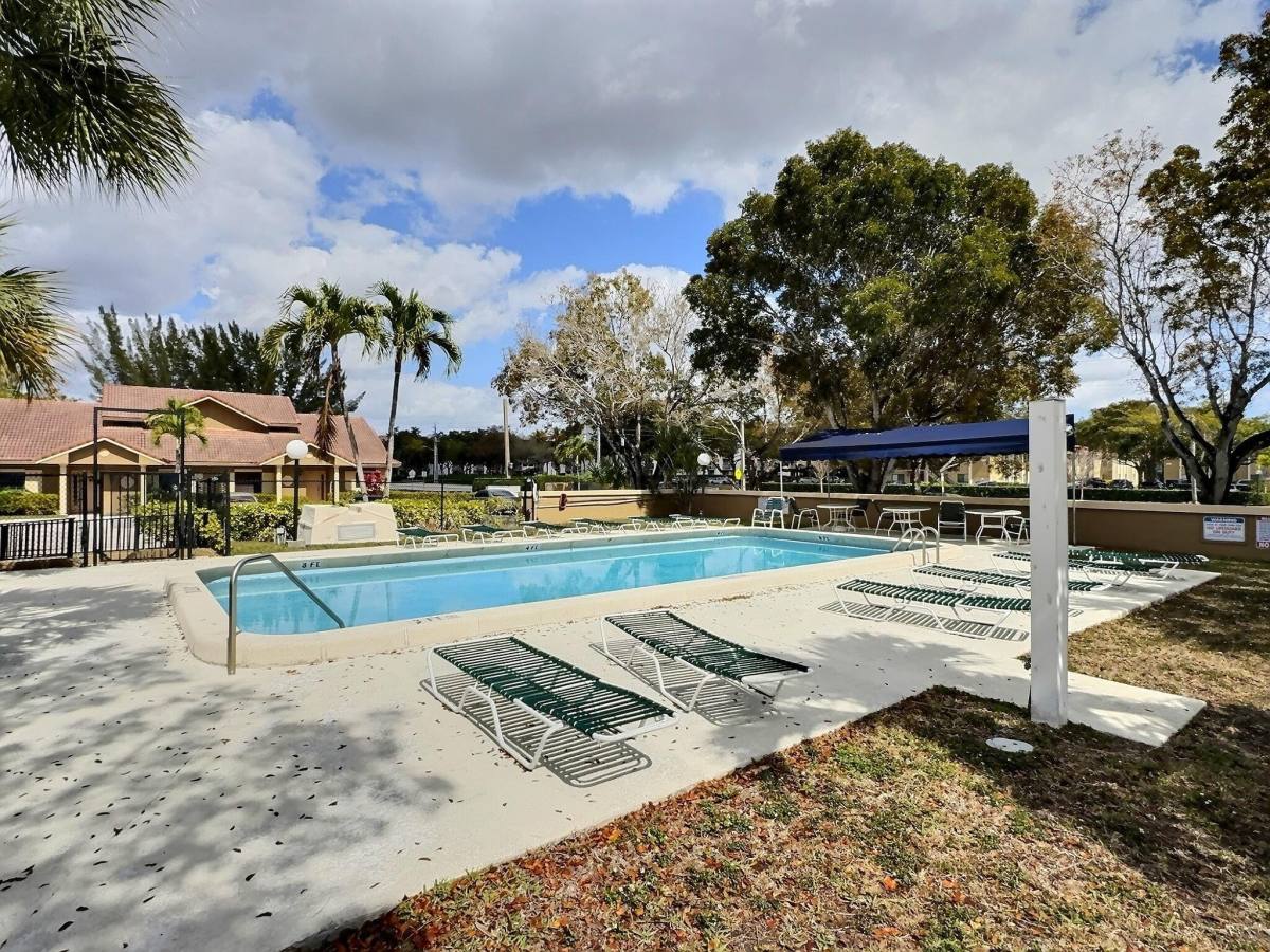 Townhouse for rent at 2652 Riverside Dr, Coral Springs, FL 33065