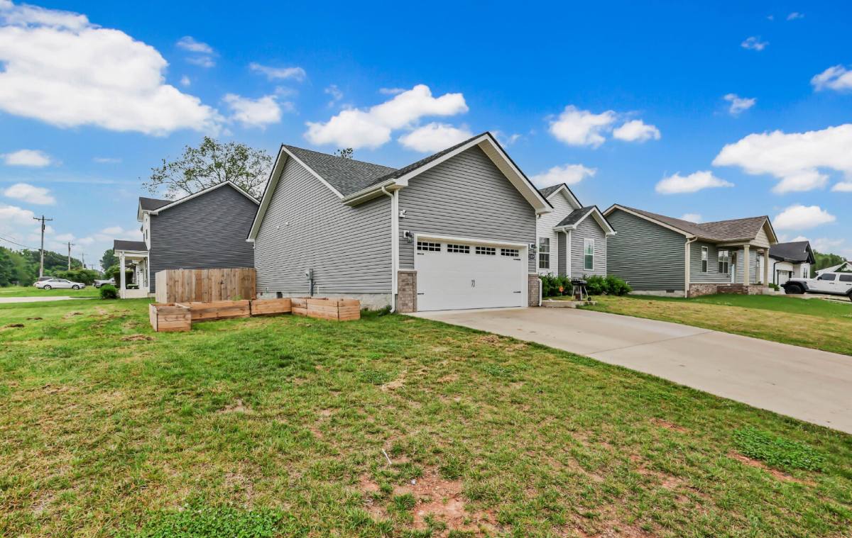 House for rent at 1109 Poppy Seed Dr, Oak Grove, KY 42262