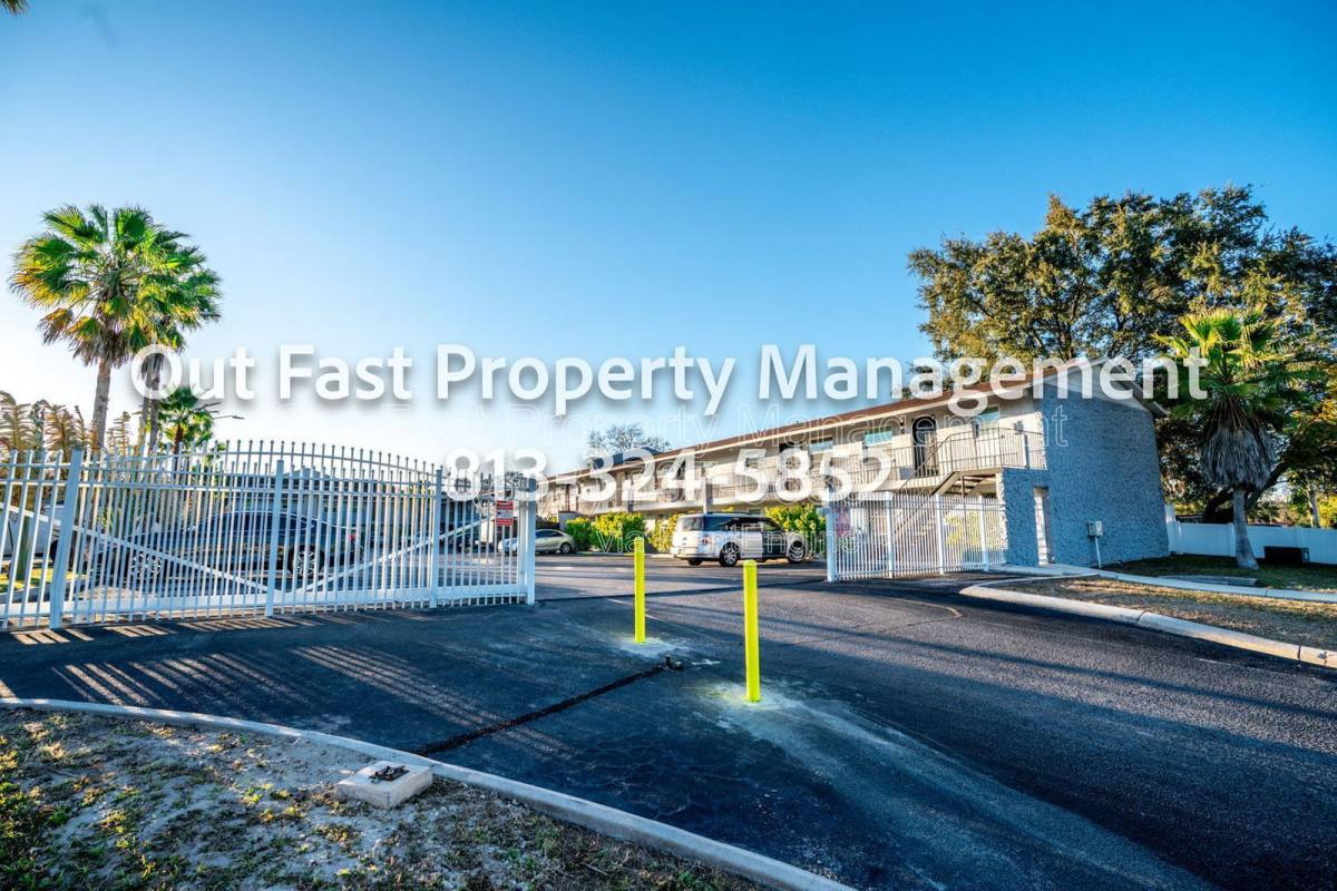 Apartment for rent at 11314 N 52nd St, Tampa, FL 33617