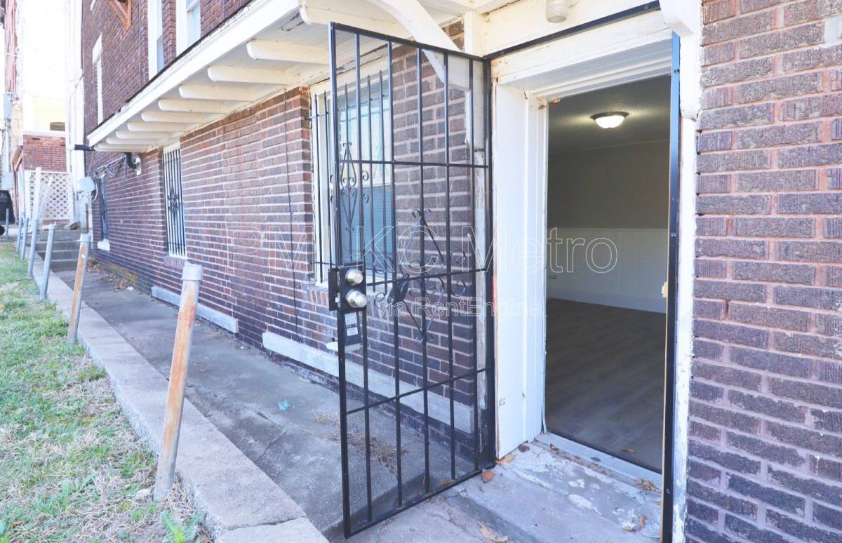 Apartment for rent at 301 Bellefontaine Ave #B, Kansas City, MO 64124