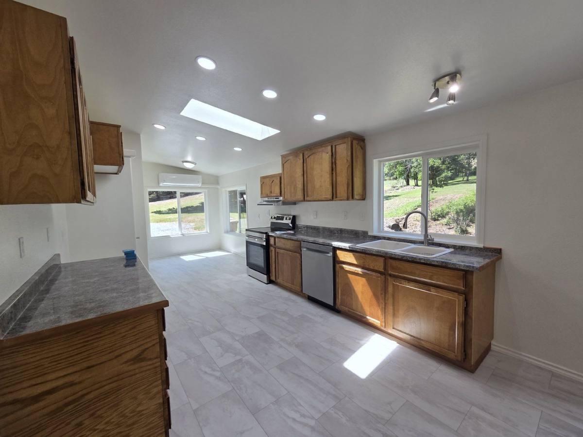 House for rent at 3950 Shoestring Rd, Riddle, OR 97469