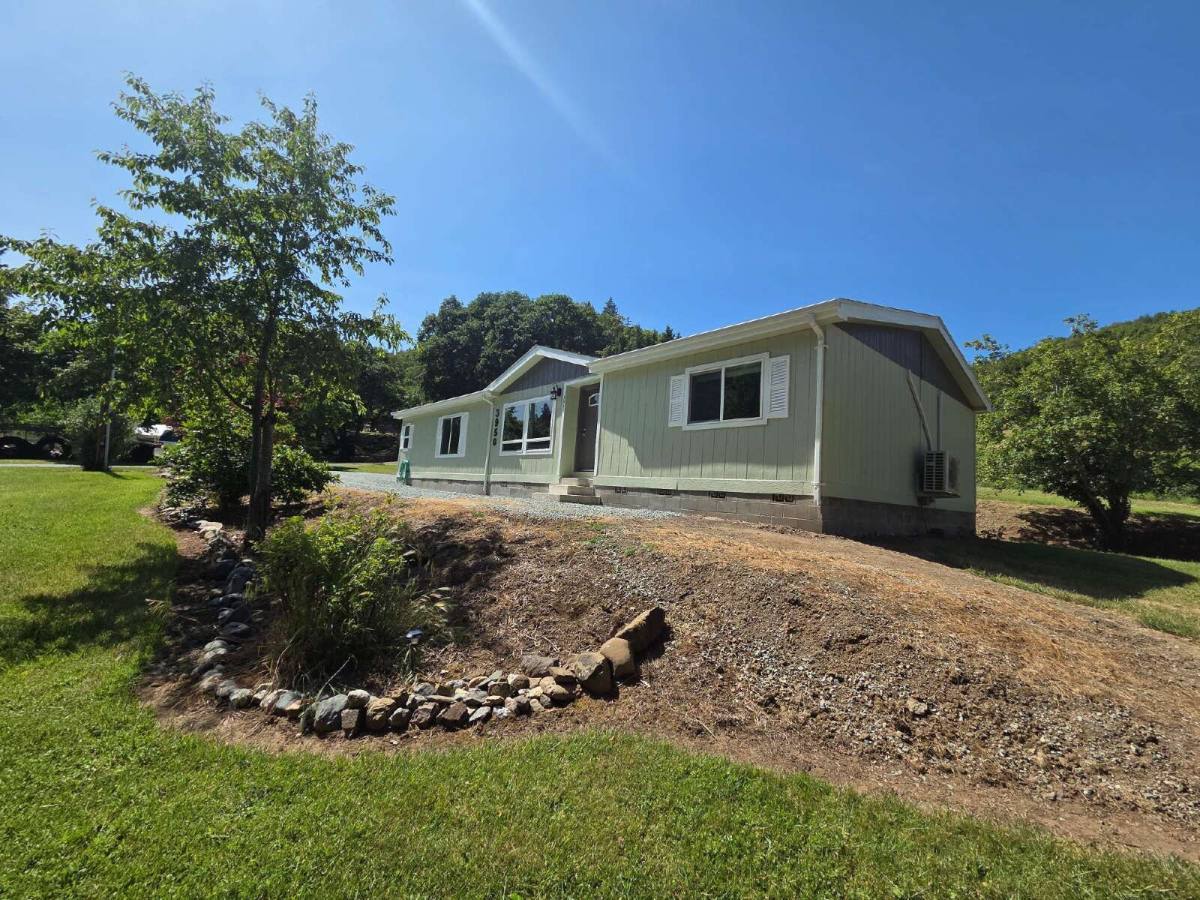 House for rent at 3950 Shoestring Rd, Riddle, OR 97469