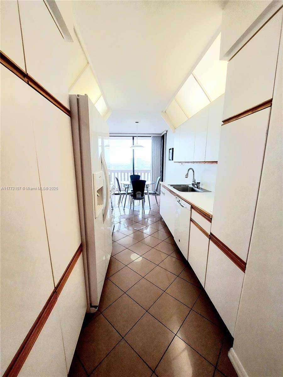 Apartment for rent at 1000 W Island Blvd #2002, North Miami Beach, FL 33160