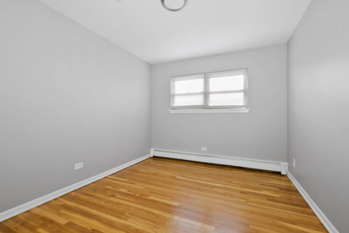 Apartment for rent at 11116 S Homewood Ave, Chicago, IL 60643