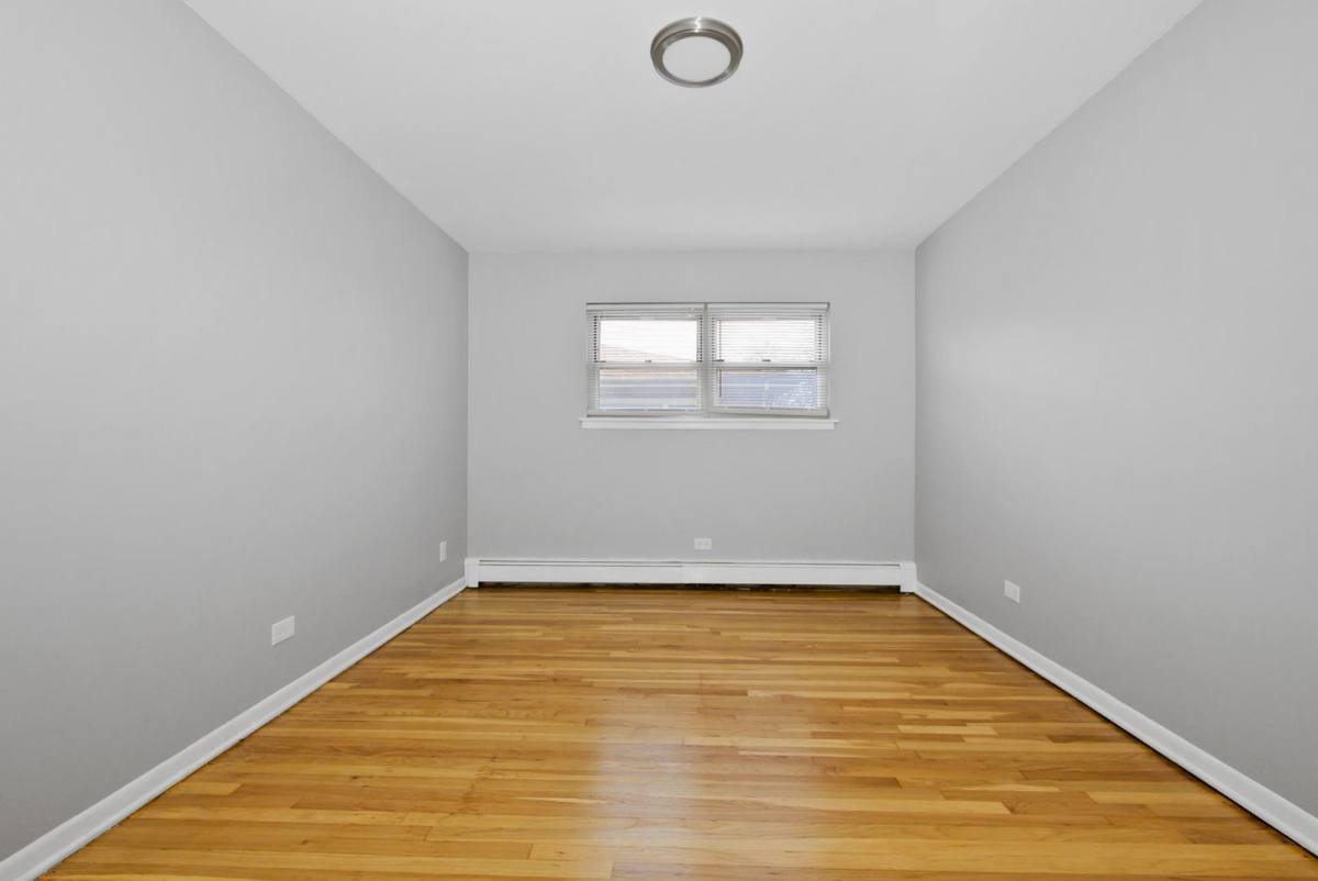 Apartment for rent at 11116 S Homewood Ave, Chicago, IL 60643