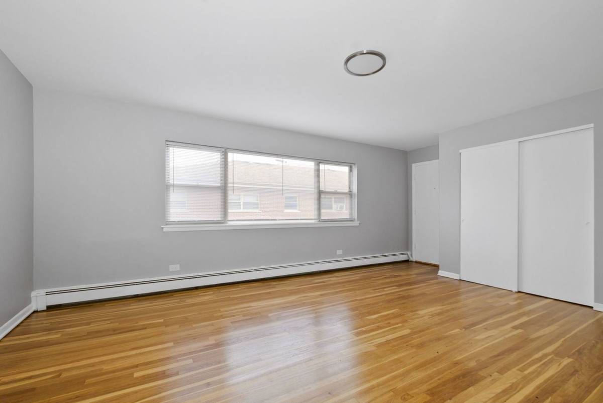 Apartment for rent at 11116 S Homewood Ave, Chicago, IL 60643