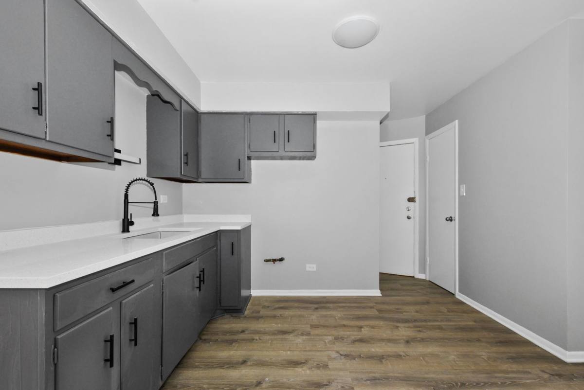Apartment for rent at 11116 S Homewood Ave, Chicago, IL 60643