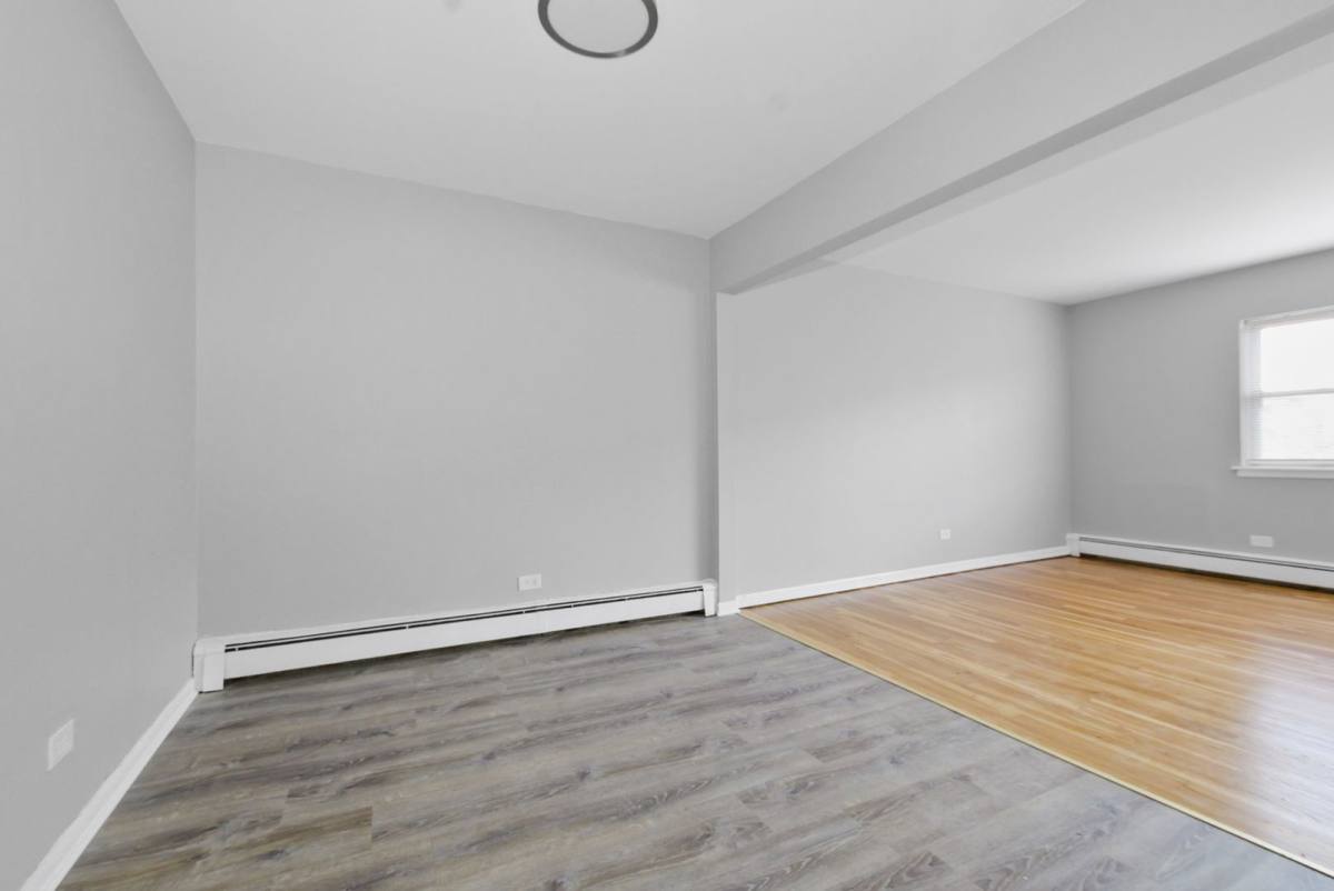 Apartment for rent at 11116 S Homewood Ave, Chicago, IL 60643