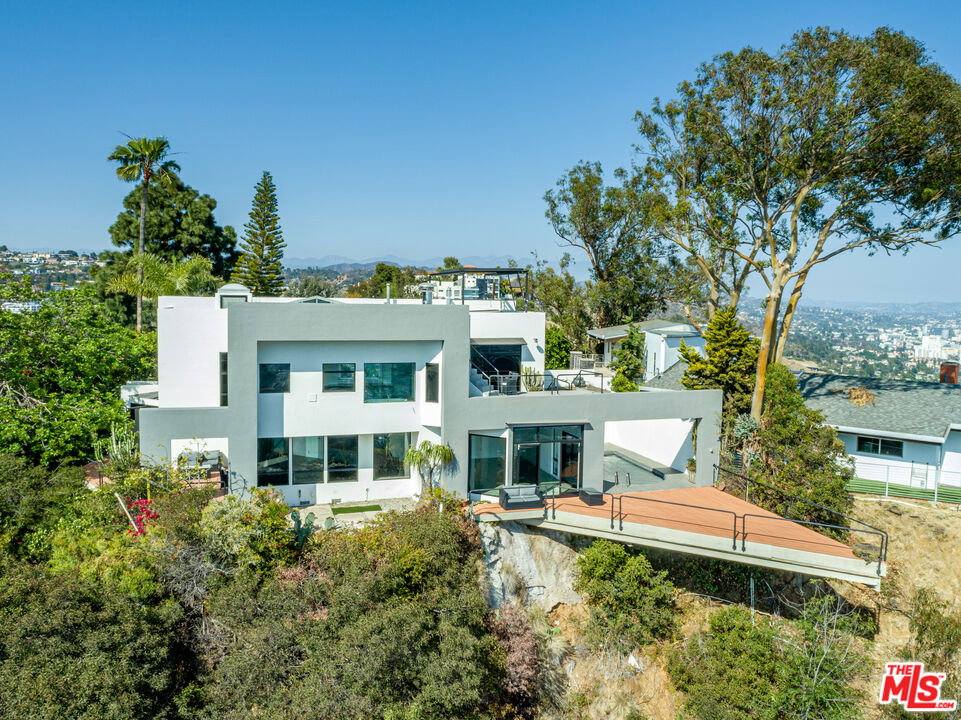 House for rent at 8424 Grand View Dr, Los Angeles, CA 90046