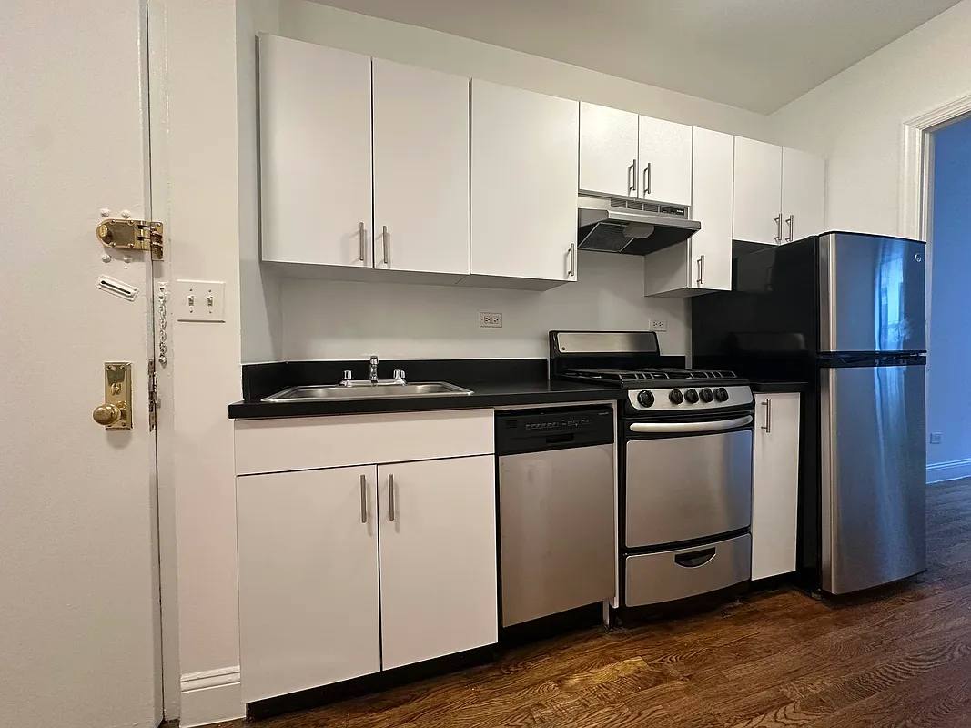 Apartment for rent at 340 E 55th St #1C, New York, NY 10022