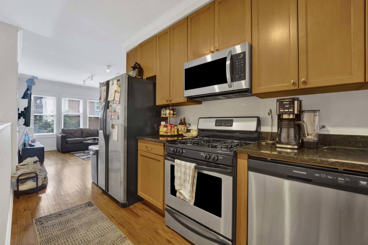 Apartment for rent at 1152 W Cornelia Ave #1, Chicago, IL 60657