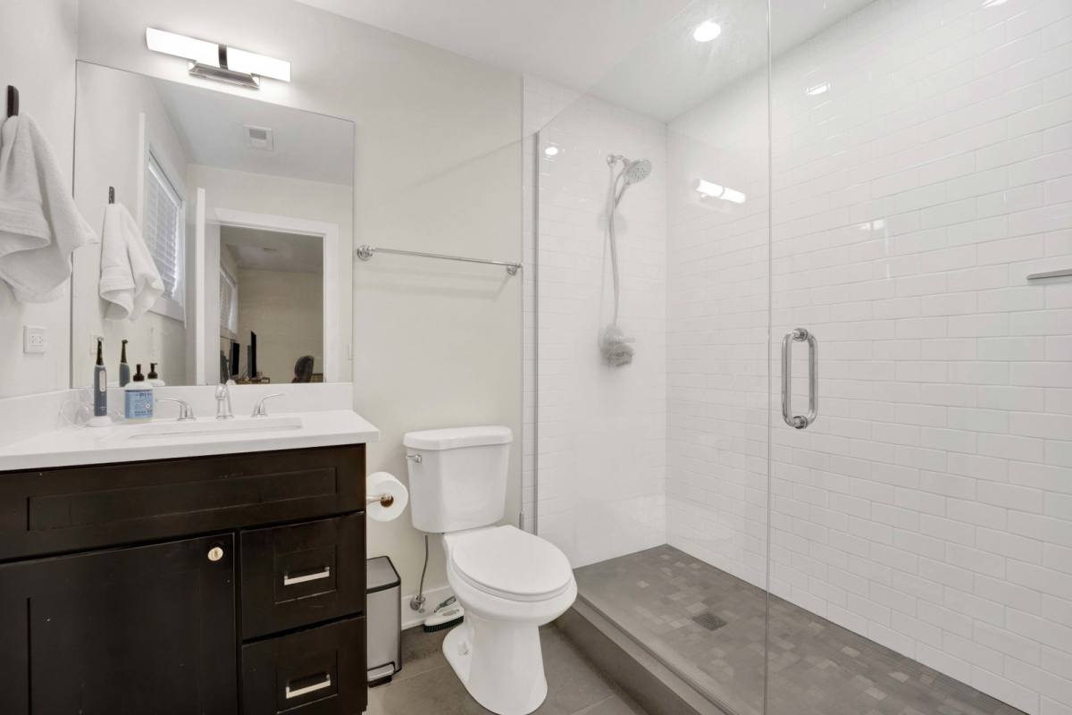Apartment for rent at 1152 W Cornelia Ave #1, Chicago, IL 60657