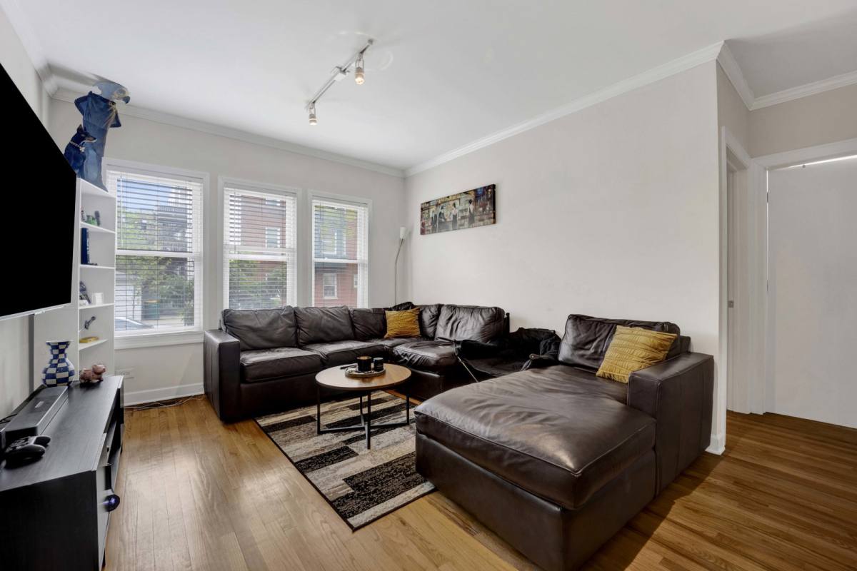 Apartment for rent at 1152 W Cornelia Ave #1, Chicago, IL 60657